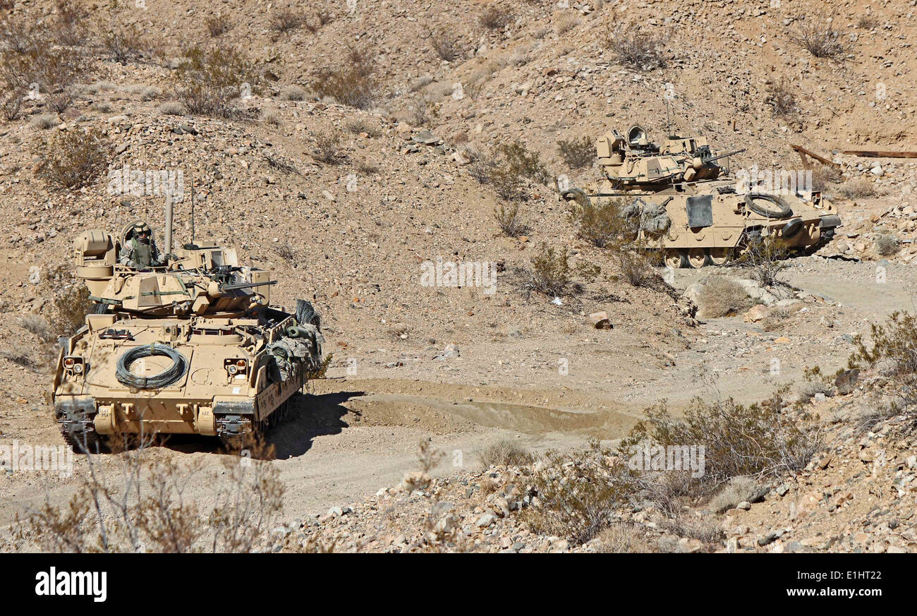 Des soldats américains avec 3e Brigade Combat Team, 1re Division d'infanterie, route à travers le désert dans un combat d'infanterie M2 Bradley Banque D'Images