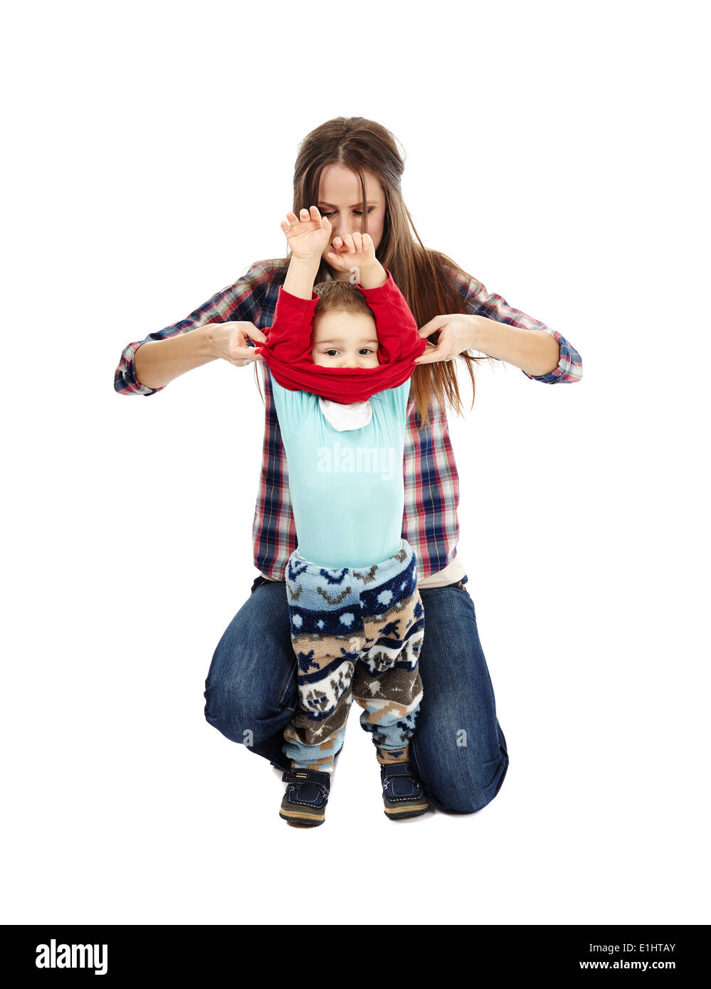 Young caucasian mother s'habillant avec son petit garçon, isolé sur fond blanc Banque D'Images