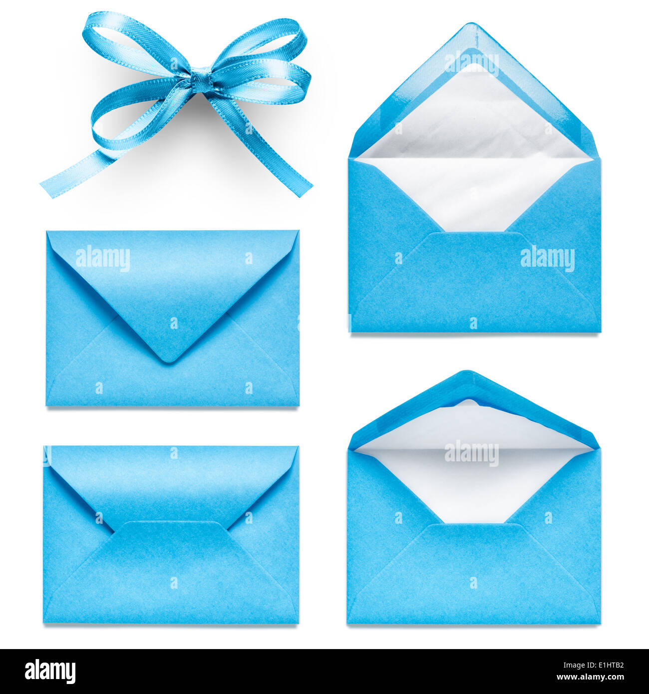 Enveloppes bleu et ruban bow collection isolé sur fond blanc Banque D'Images