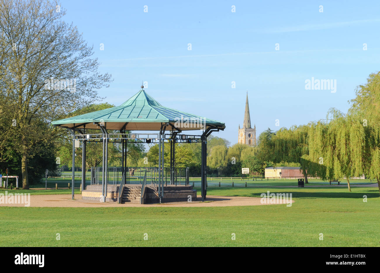 Victorian Bandstand sur le terrain de loisirs par les rives de la rivière Avon avec l'église Sainte-Trinité dans le contexte de Stratford upon Avon Banque D'Images