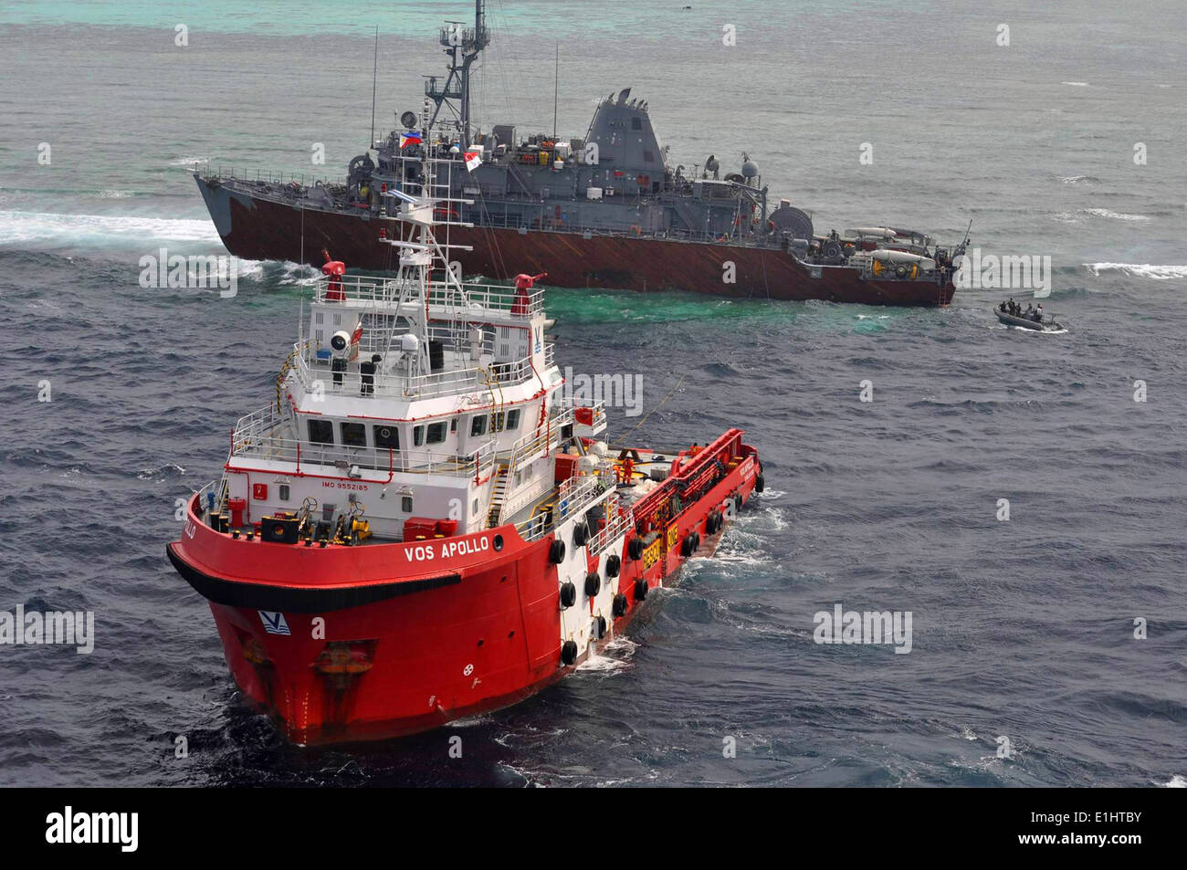 Le remorqueur malaisien VOS Apollo, avant, se prépare pour les opérations de déchargement du combustible près de la prise des mesures de déminage, le USS Le Guar Banque D'Images