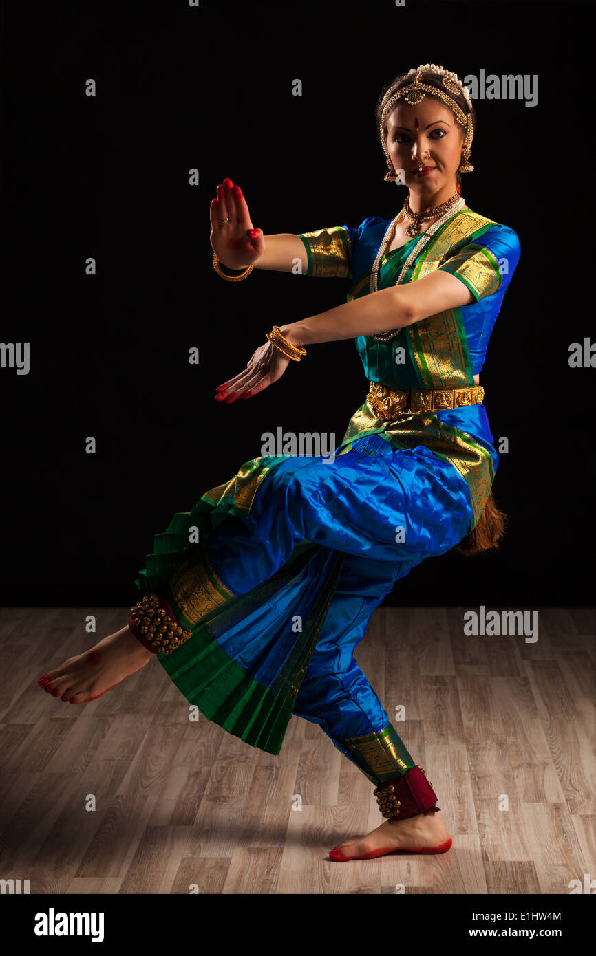 Belle fille danseuse de danse classique indienne Bharatanatyam Banque D'Images