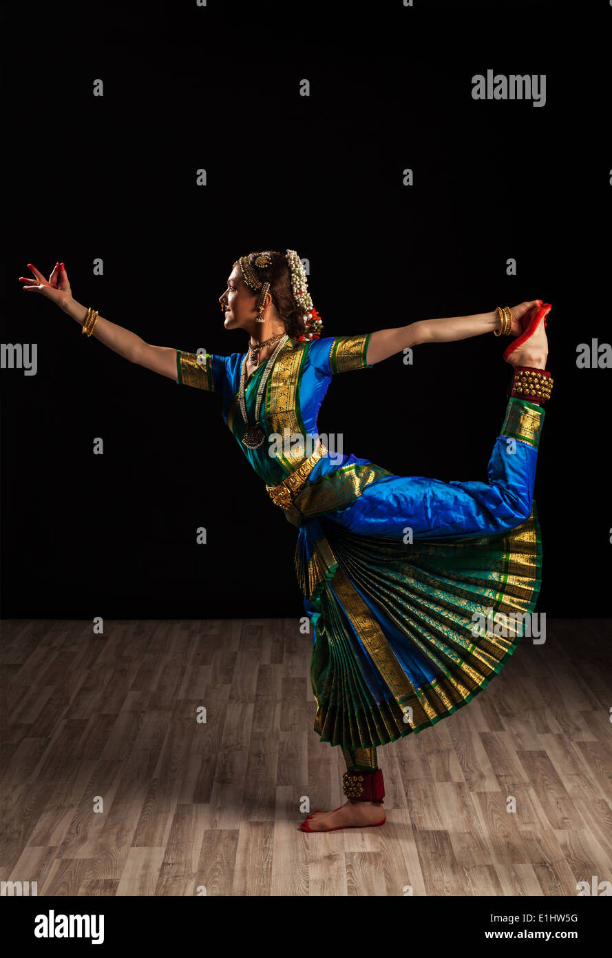Belle fille danseuse de danse classique indienne Bharatanatyam Banque D'Images