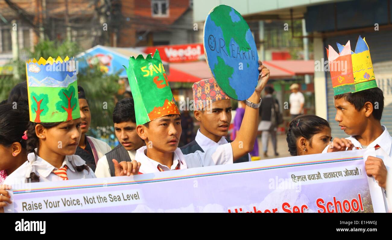 Katmandou, Népal. 5 juin, 2014. Enfants népalais participer à un rassemblement pour marquer la Journée mondiale de l'environnement dans la région de Katmandou, Népal, le 5 juin 2014. L'environnement est célébrée sous le thème de 'élever votre voix pas le niveau de la mer" dans le monde entier cette année. Credit : Sunil Sharma/Xinhua/Alamy Live News Banque D'Images