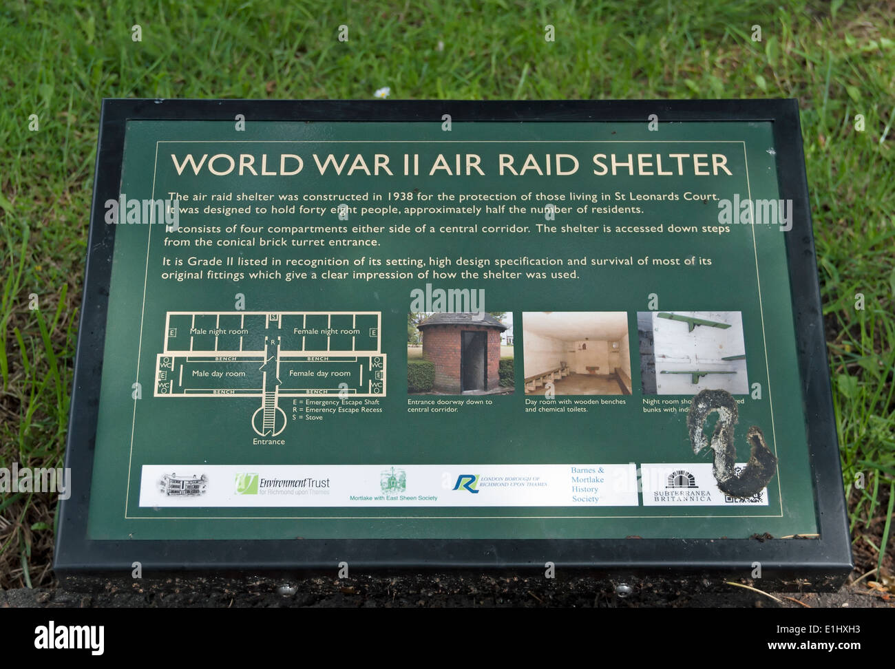 Signe de l'information décrivant un monde préservé la guerre deux abris de protection de l'air, de l'est, sud-ouest de Sheen London, England Banque D'Images