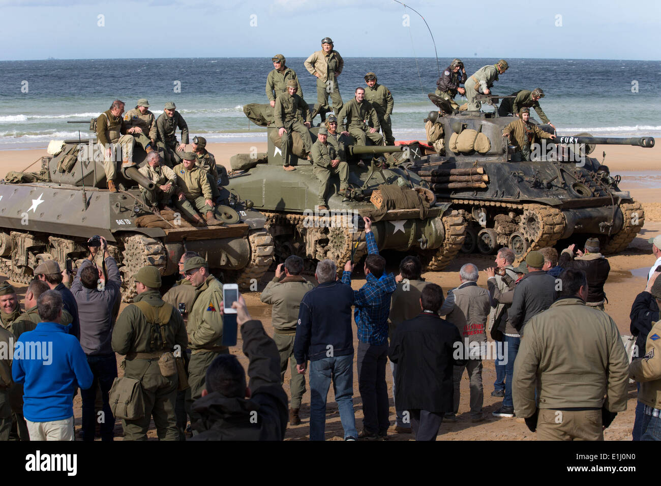 Vierville-sur-Mer, France. 04 Juin, 2014. Les amateurs de militaires arrivent avant le D-Day anniversaire d'assouvir leurs passe-temps à Omaha Beach à Vierville-sur-Mer, France, 04 juin 2014. Une cérémonie aura lieu le 06 juin 2014 pour marquer le 70e anniversaire du débarquement par les forces alliées en France. D-Day a marqué le début de l'avance en Europe qui a conduit à la défaite de l'Allemagne nazie. Photo : MICHAEL KAPPELER/dpa/Alamy Live News Banque D'Images