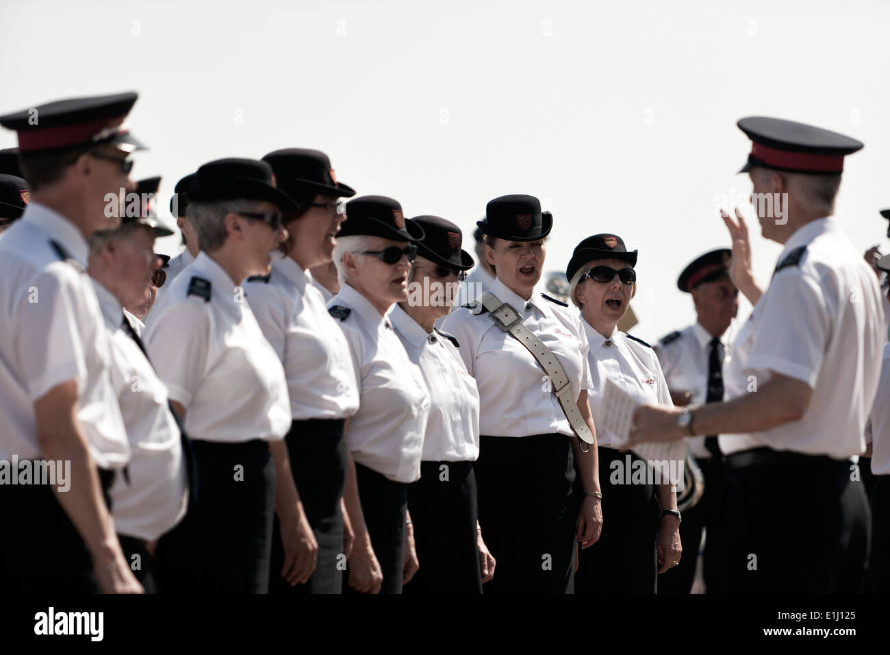 Choeur de l'Armée du Salut au chant (Eastbourne, Royaume-Uni) Banque D'Images Choeur de l'Armée du Salut au chant (Eastbourne, Royaume-Uni) Banque D'Images
