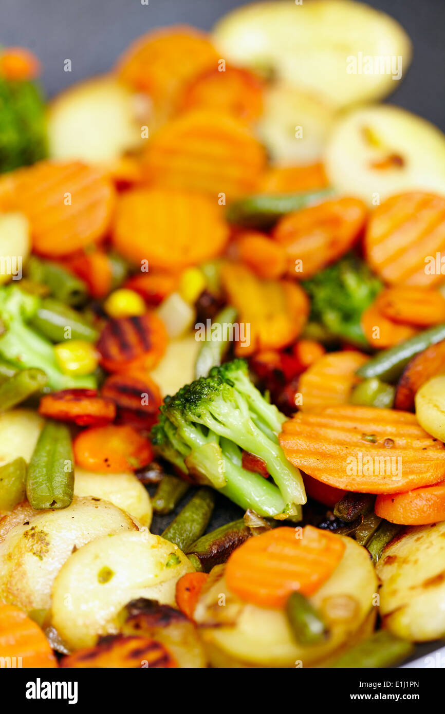 Macro avec focus sélectif des légumes sautées, mix Banque D'Images