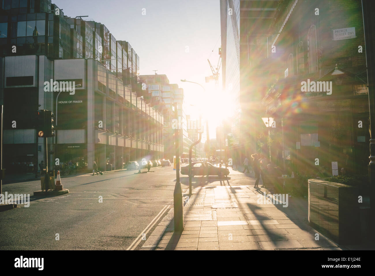 UK, Londres, scène de rue à la lumière du soleil Banque D'Images