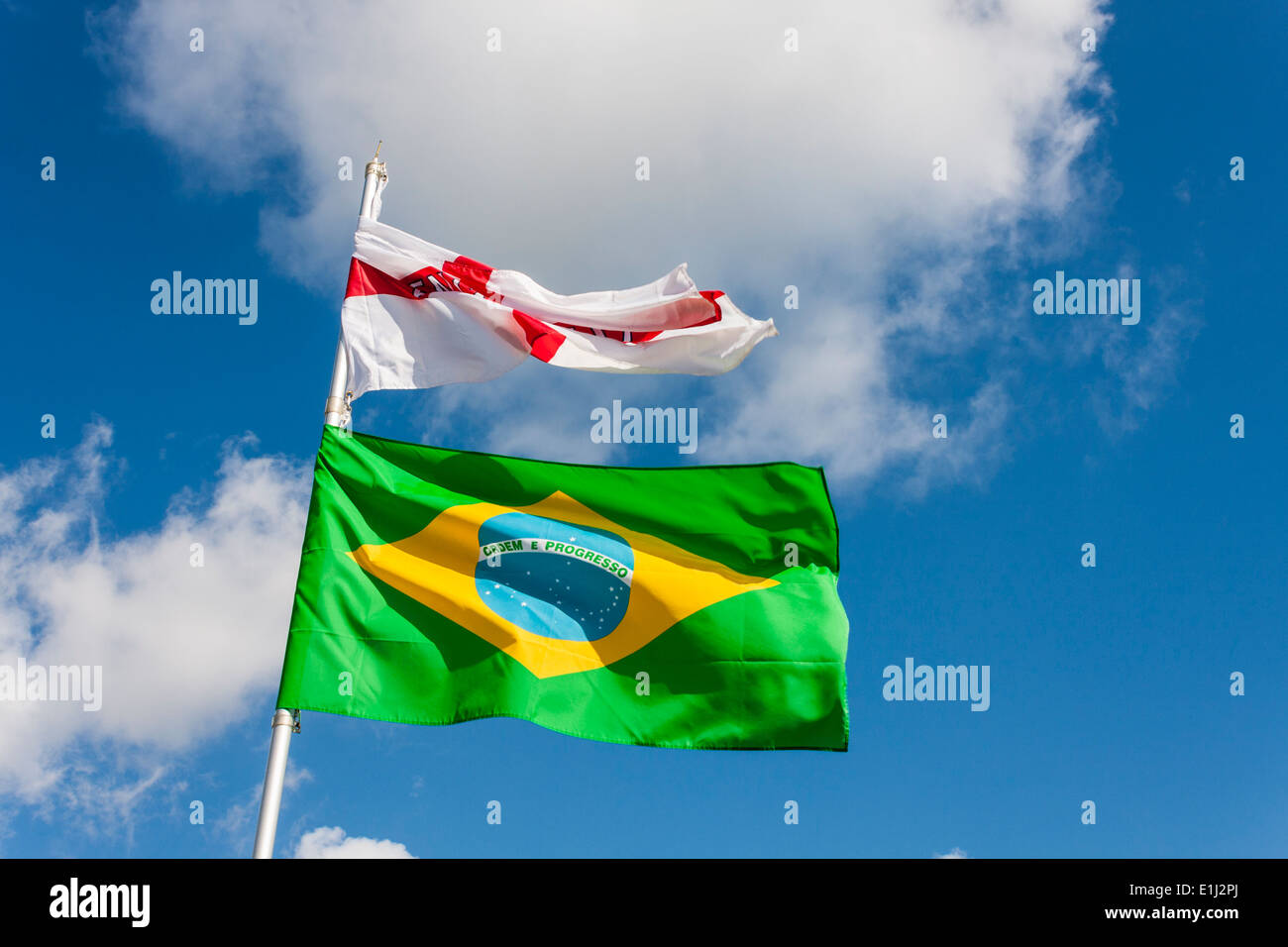 Anglais St George's flag Drapeau national brésilien et voler ensemble avant la coupe du monde de football de 2014. Banque D'Images