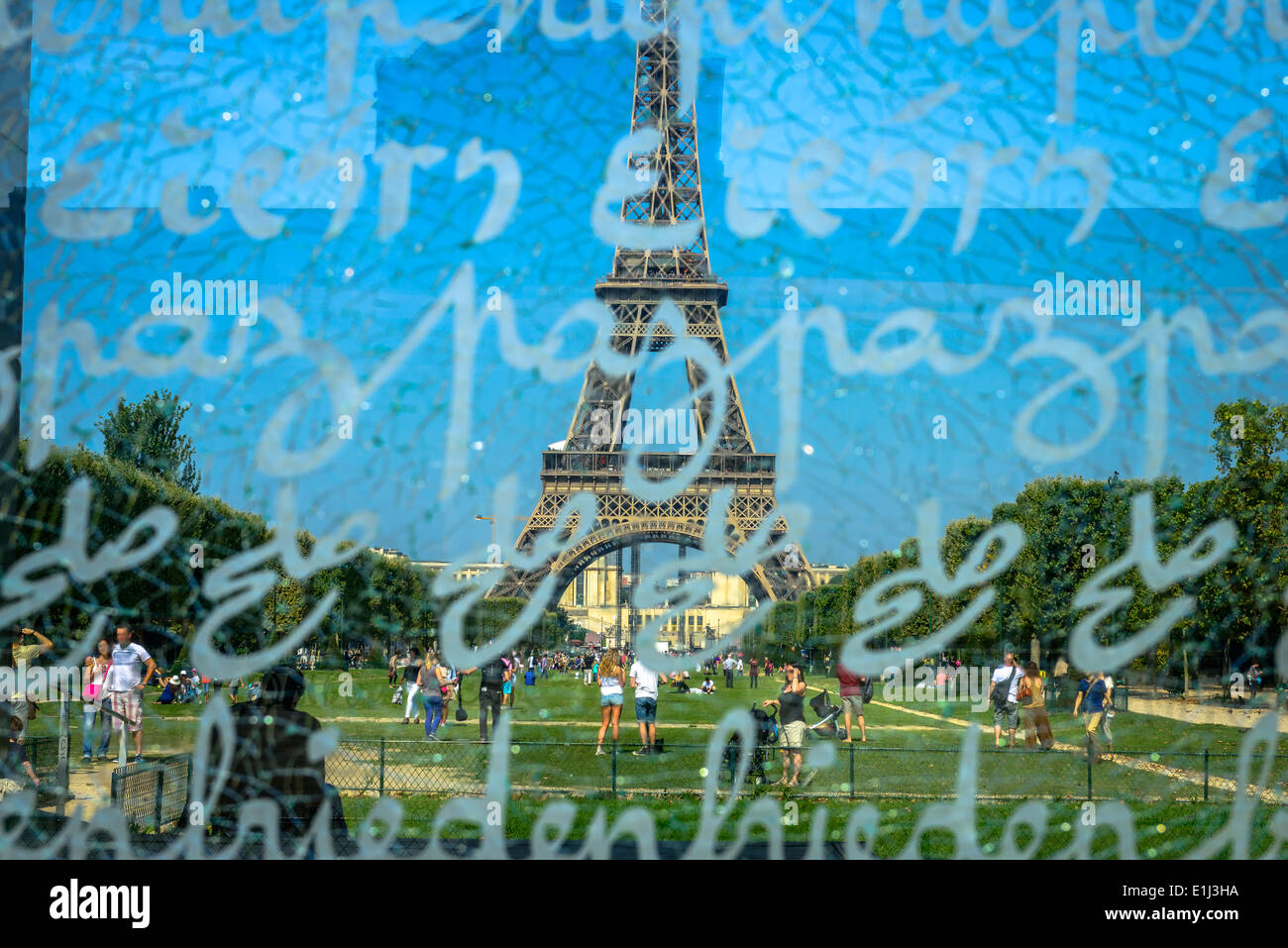 Tour Eiffel dans un jour clair d'été de derrière le mur pour la paix à Paris, France Banque D'Images