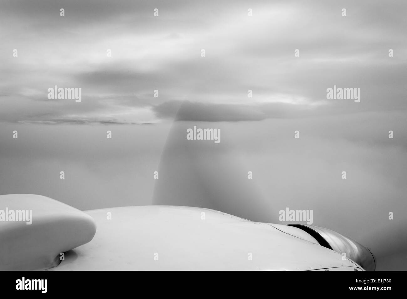 Vue aérienne sur le poste de pilotage d'un Beechcraft Baron B58 en vol sur un jour nuageux entre les couches de nuages - photo en noir et blanc Banque D'Images