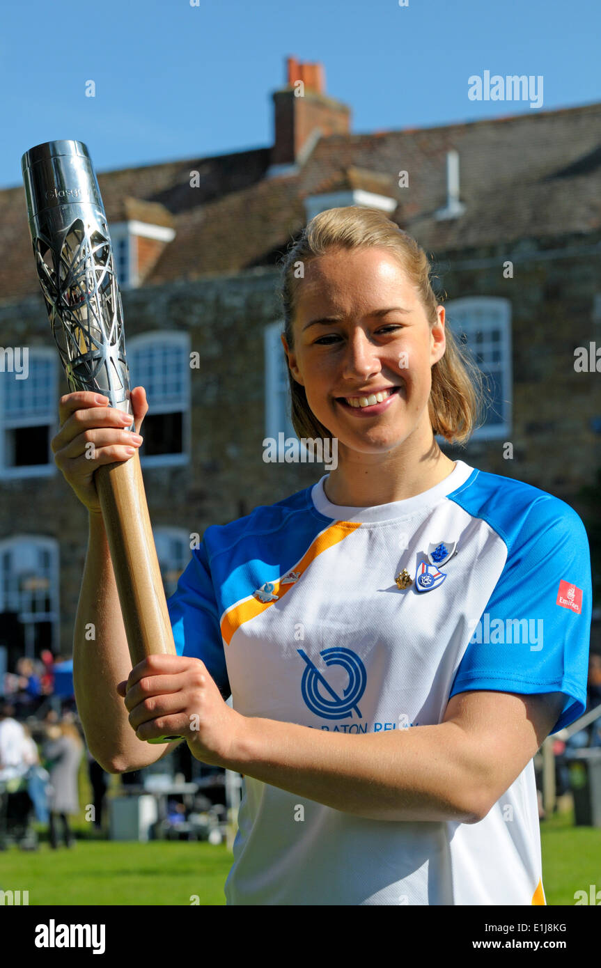Tonbridge, Kent, UK. Le 05 juin, 2014. Le Queen's baton Relay atteint Tonbridge en route pour les Jeux du Commonwealth à Glasgow. Lizzy Yarnold tenant le baton Banque D'Images