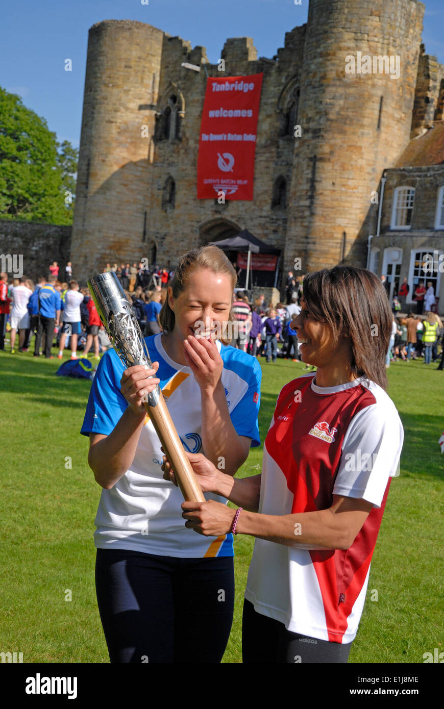 Le Queen's baton Relay atteint Tonbridge en route pour les Jeux du Commonwealth à Glasgow. Les athlètes Lizzy Yarnold et Kelly Holmes avec le baton Banque D'Images