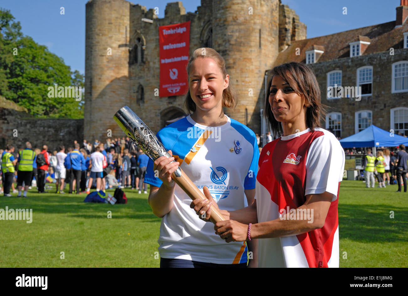 Le Queen's baton Relay atteint Tonbridge en route pour les Jeux du Commonwealth à Glasgow. Les athlètes Lizzy Yarnold et Kelly Holmes avec le baton Banque D'Images