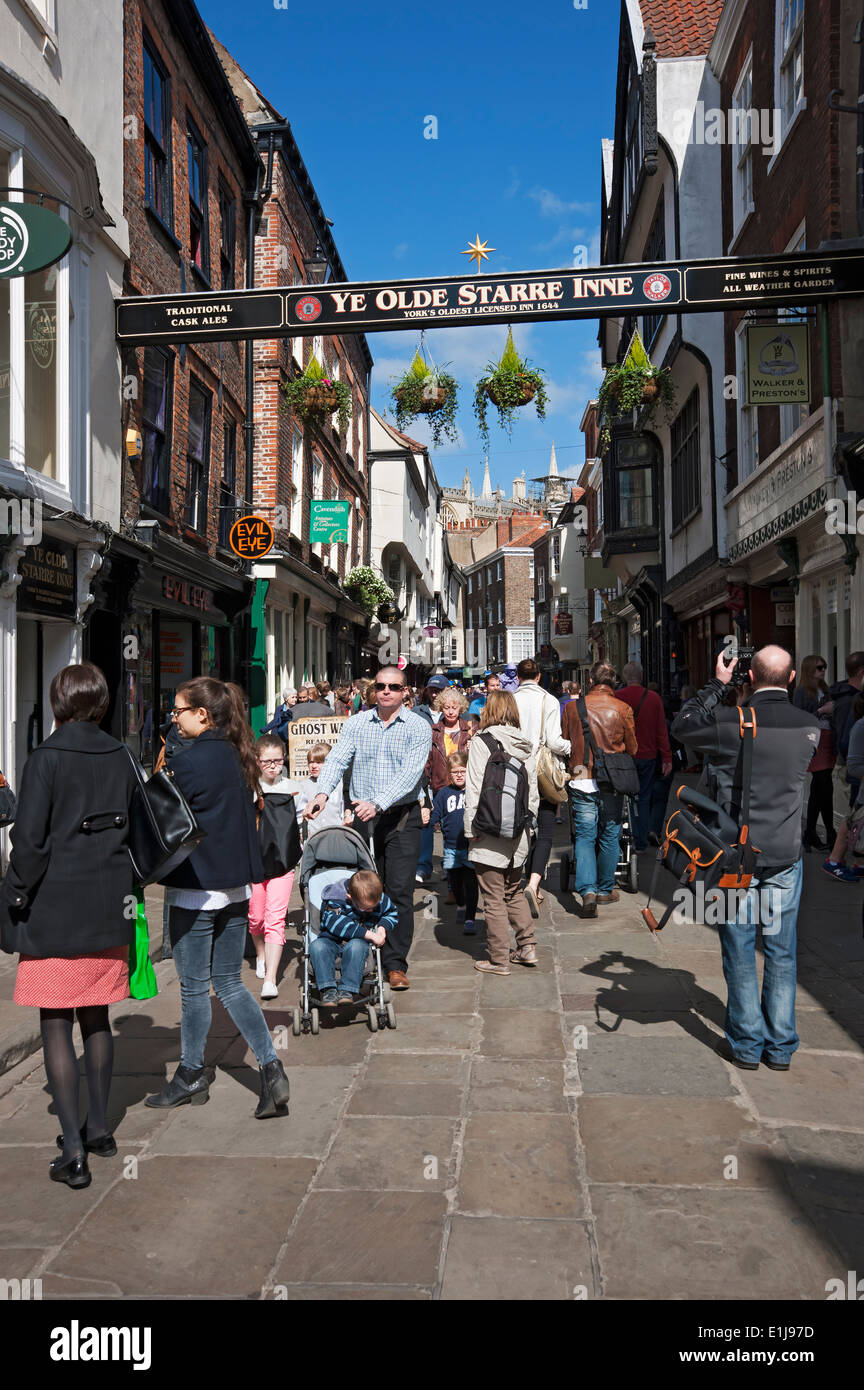 Visiteurs touristes personnes dans le centre ville au printemps Stonegate York North Yorkshire Angleterre Royaume-Uni GB Grande-Bretagne Banque D'Images