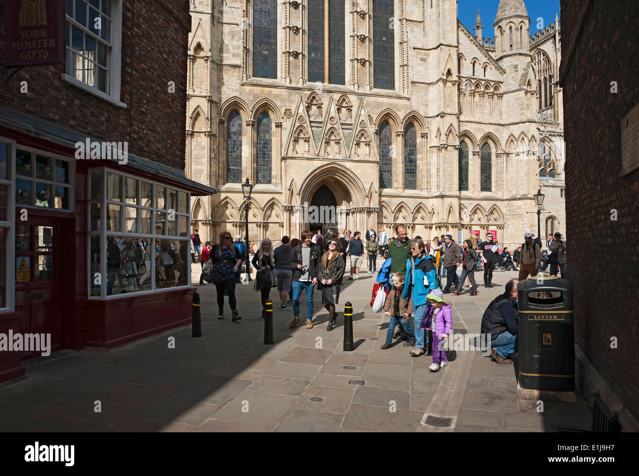 Visiteurs touristes personnes dans le centre ville au printemps Minster Gates York North Yorkshire Angleterre Royaume-Uni GB Grande-Bretagne Banque D'Images