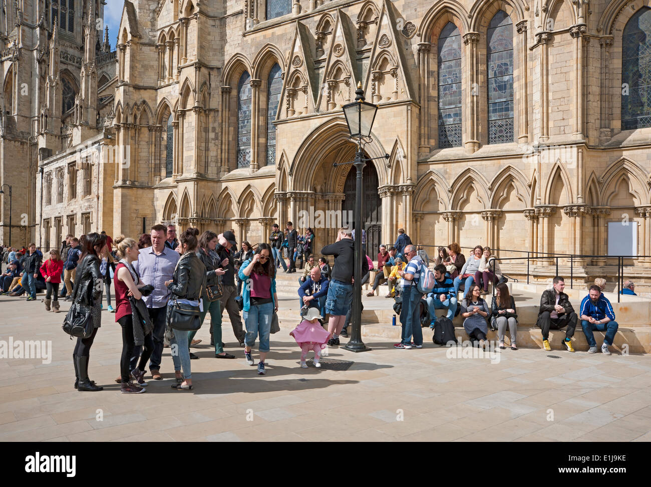 Visiteurs personnes touristes en dehors du Transept Sud du Minster au printemps York North Yorkshire Angleterre Royaume-Uni GB Grande-Bretagne Banque D'Images