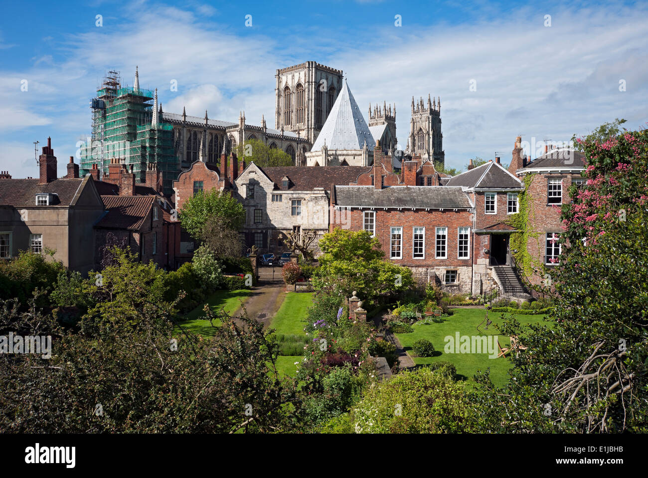 En regardant vers la cathédrale des murs de la ville au printemps York North Yorkshire England UK Royaume-Uni GB Grande Bretagne Banque D'Images