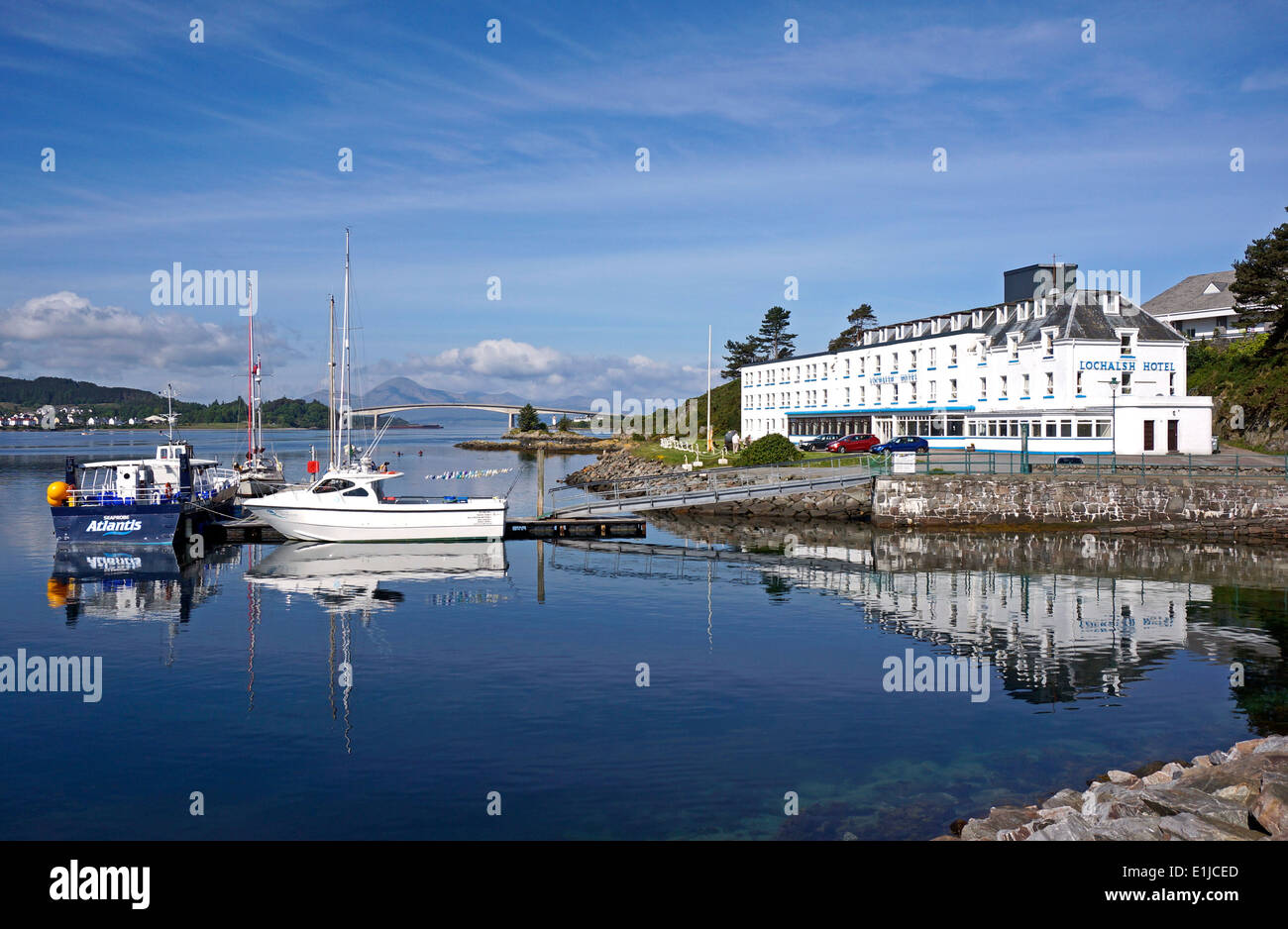 Seaprobe Atlantis amarrée à Kyle of Lochalsh Highland Ecosse avec Skye Bridge et Lochalsh Hotel Banque D'Images