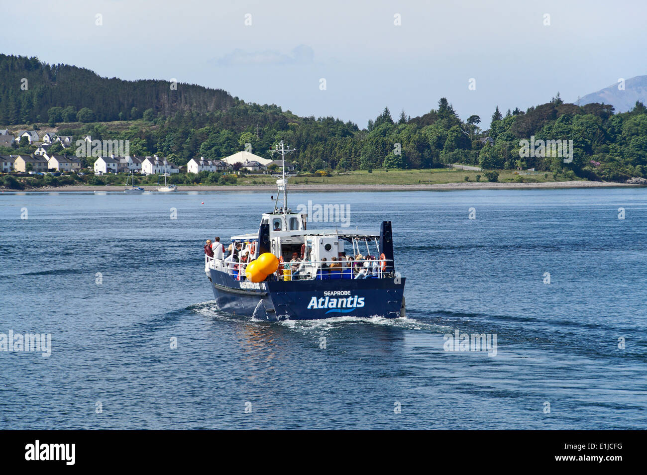 Seaprobe Atlantis le bateau à fond de verre laissant Kyle of Lochalsh sur un voyage passant Kyleakin et se dirigeant vers le pont de Skye Banque D'Images