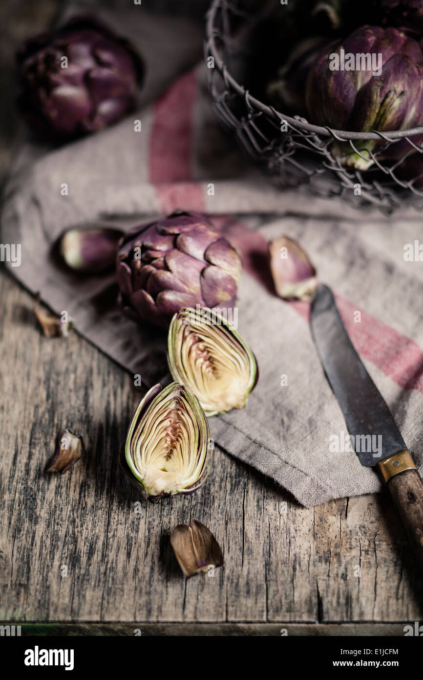 L Artichaut Bebe Entieres Et Tranchees Essuie Tout Et Le Couteau Sur La Table En Bois Photo Stock Alamy