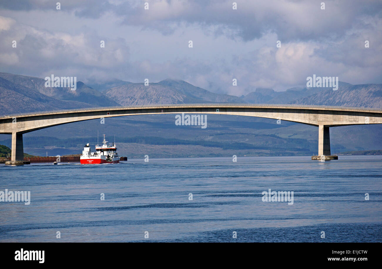 Fosnavaag-transporteur expédition Viking Victoria passant sous le pont de Skye de Loch Alsh dans l'ouest de l'Ecosse Highland Banque D'Images
