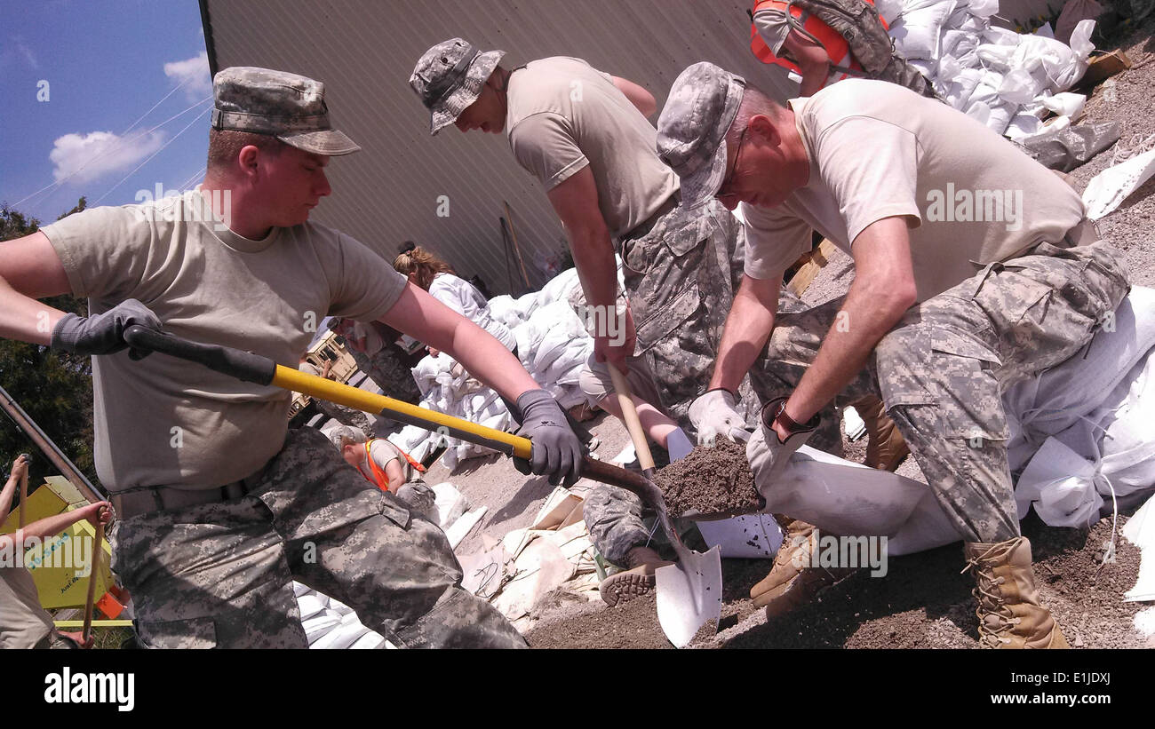 Ccp de l'armée américaine. Charles Friedrich et Brandon Birge, tant avec le 1140th Engineer Battalion, Texas Army National Guard, fil Banque D'Images