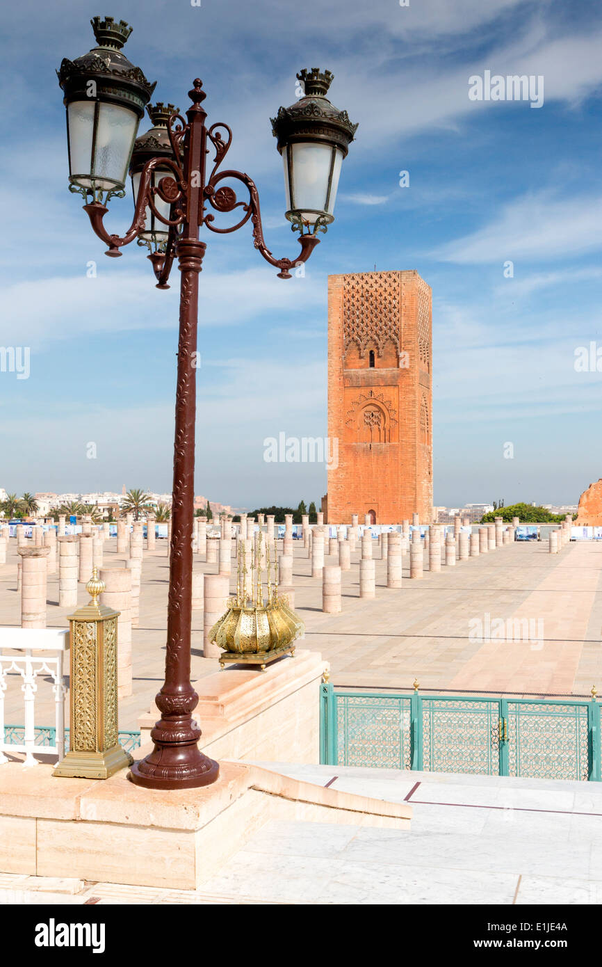 Vue sur le minaret inachevé et les vestiges de la mosquée Hassan dans la ville de Rabat au Maroc. Banque D'Images