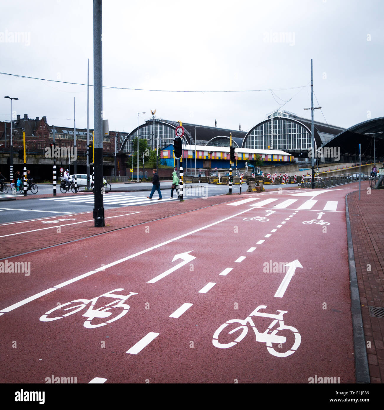 Chemins d'cyclelane la piste cyclable cyclepath la gare centrale d'amsterdam Banque D'Images