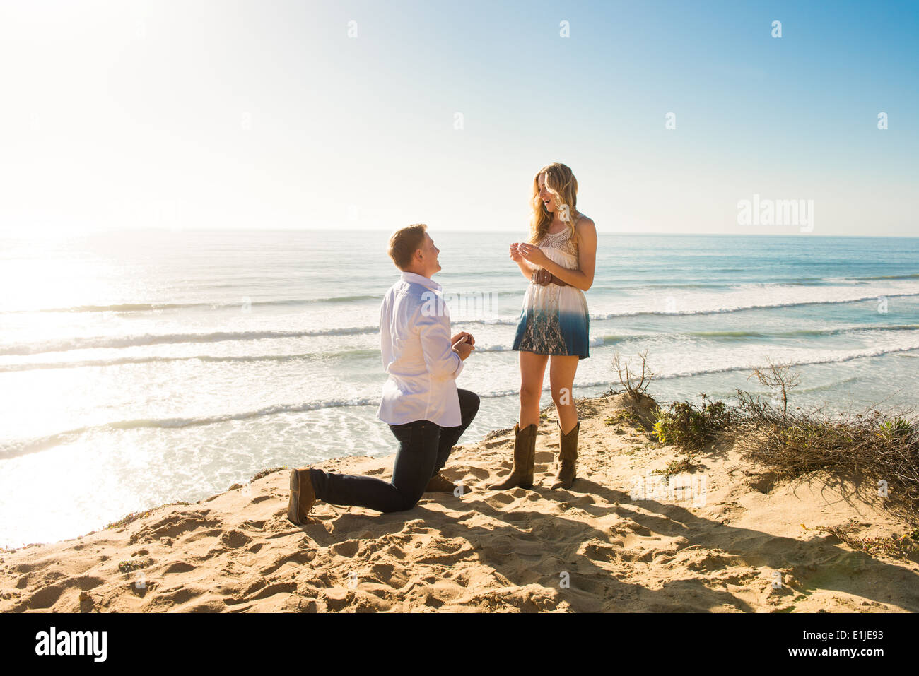 Jeune homme propose d'petite amie sur la plage, Torrey Pines, San Diego, California, USA Banque D'Images