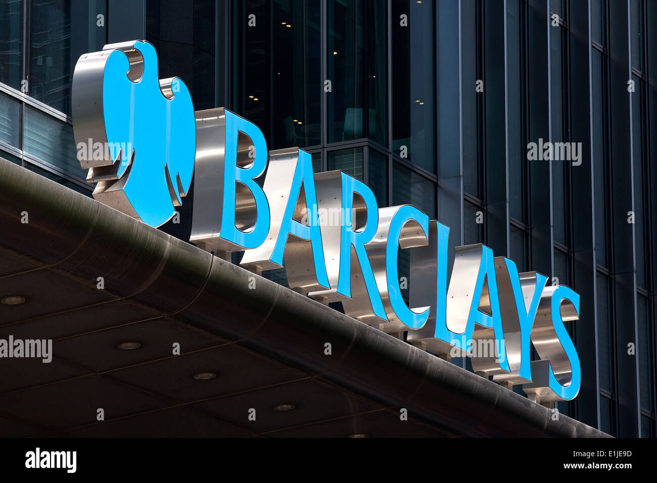 La banque Barclays affiche à l'extérieur de l'administration centrale à Canary Wharf de Londres. Banque D'Images