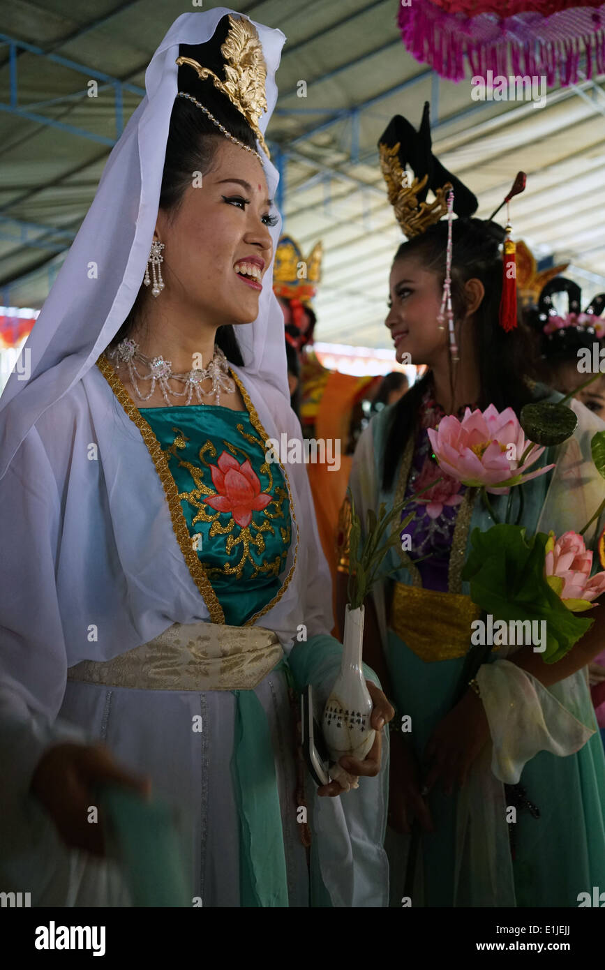 Femme vêtue de costume pour la célébration de la Journée du Vesak 2014 Banque D'Images