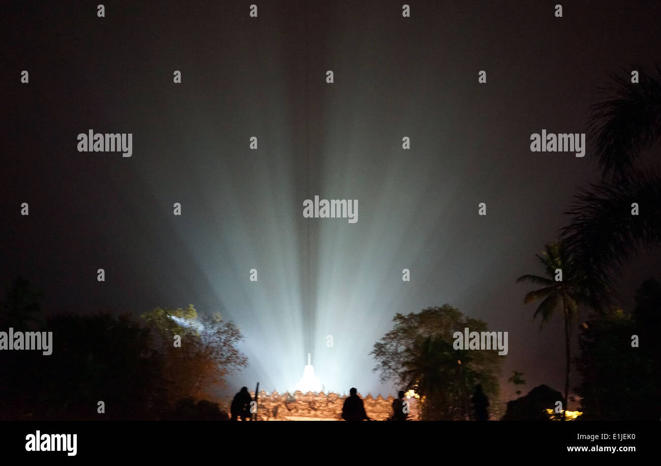 Temple de Borobudur par rétro-éclairage sur la Journée du Vesak 2014 Banque D'Images