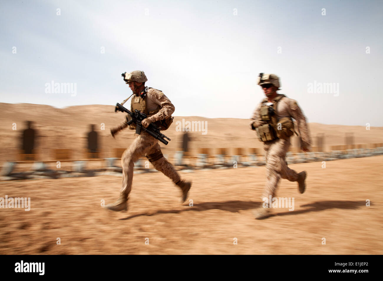 Corps des Marines des États-Unis 1er lieutenant Conor Shannon, gauche, de Clovis, en Californie et le Cpl. Jared Bailey de Higden, Ark., tous deux assignés à Af Banque D'Images