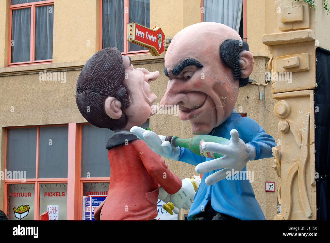 Les modèles de cartoonish couple en costume traditionnel, Carnaval d'Ostende, Belgique Banque D'Images