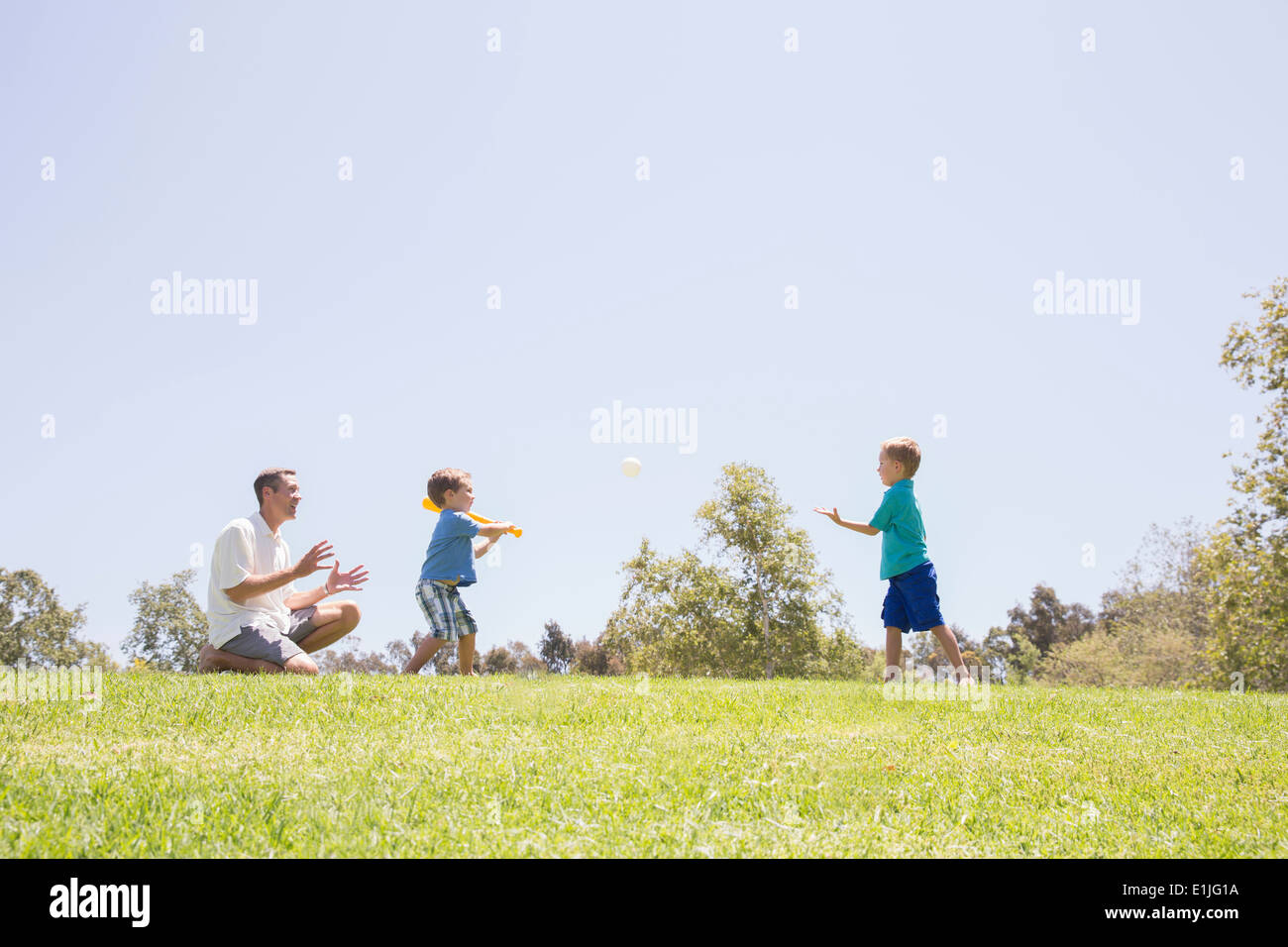 Père et fils jouer au baseball au parc Banque D'Images