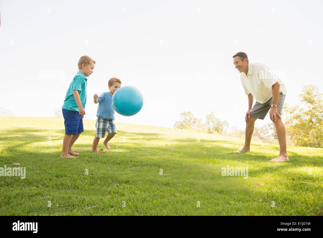 Père et fils à jouer au ballon à park Banque D'Images