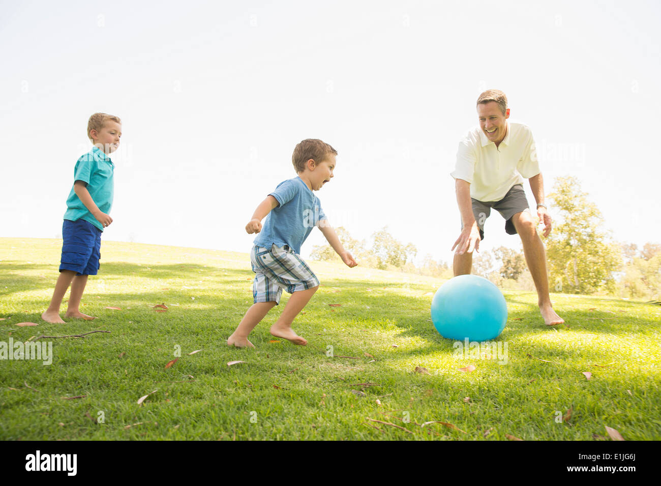 Père et fils à jouer au ballon à park Banque D'Images