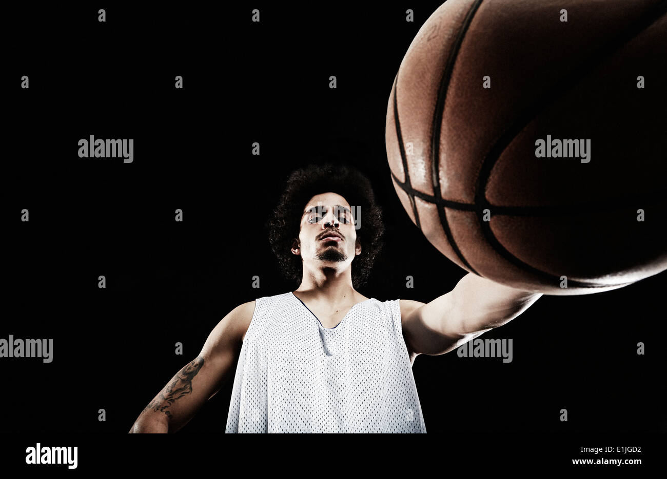 Basket-ball player holding basketball, low angle Banque D'Images
