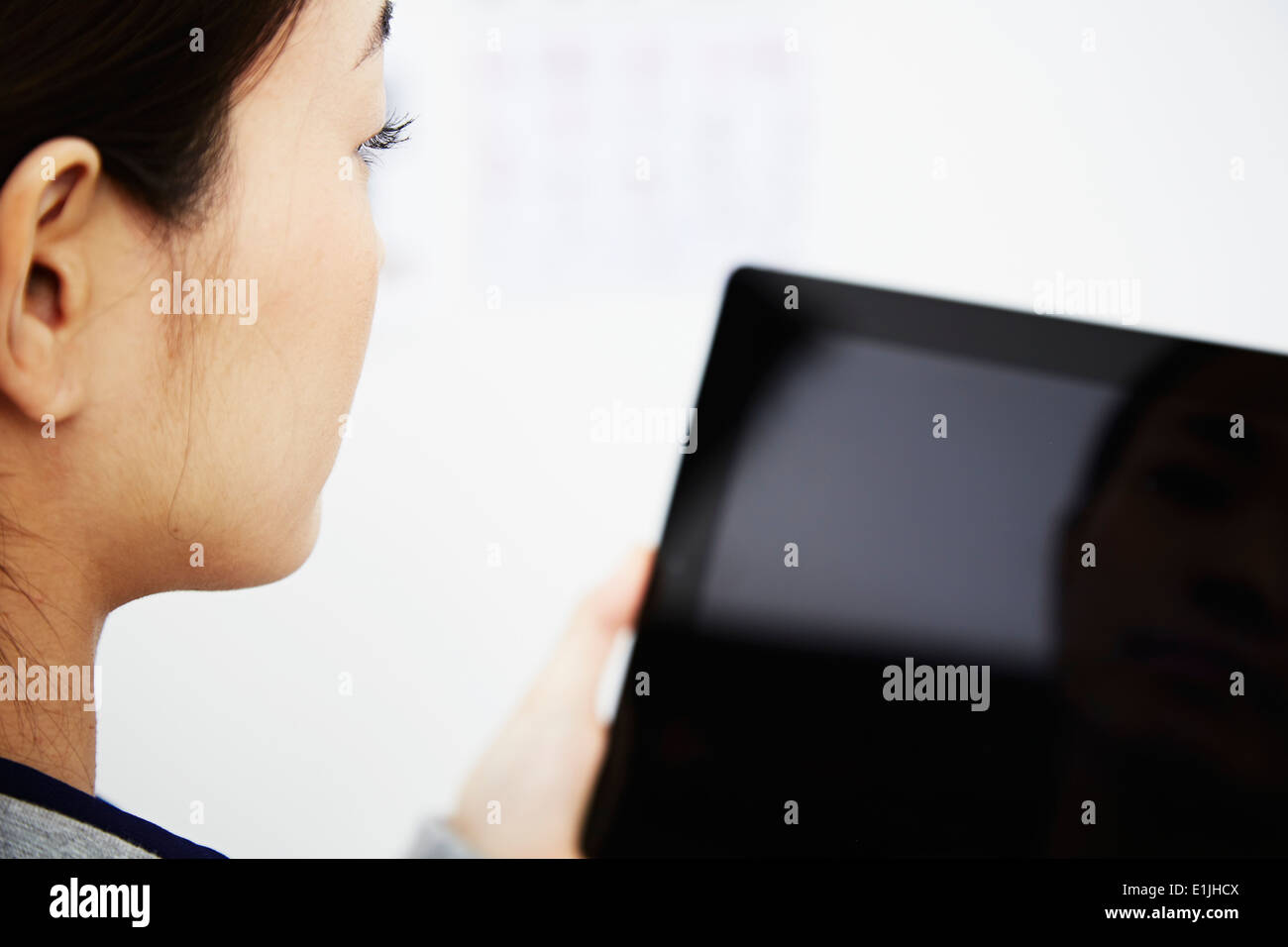 Young woman holding digital tablet Banque D'Images