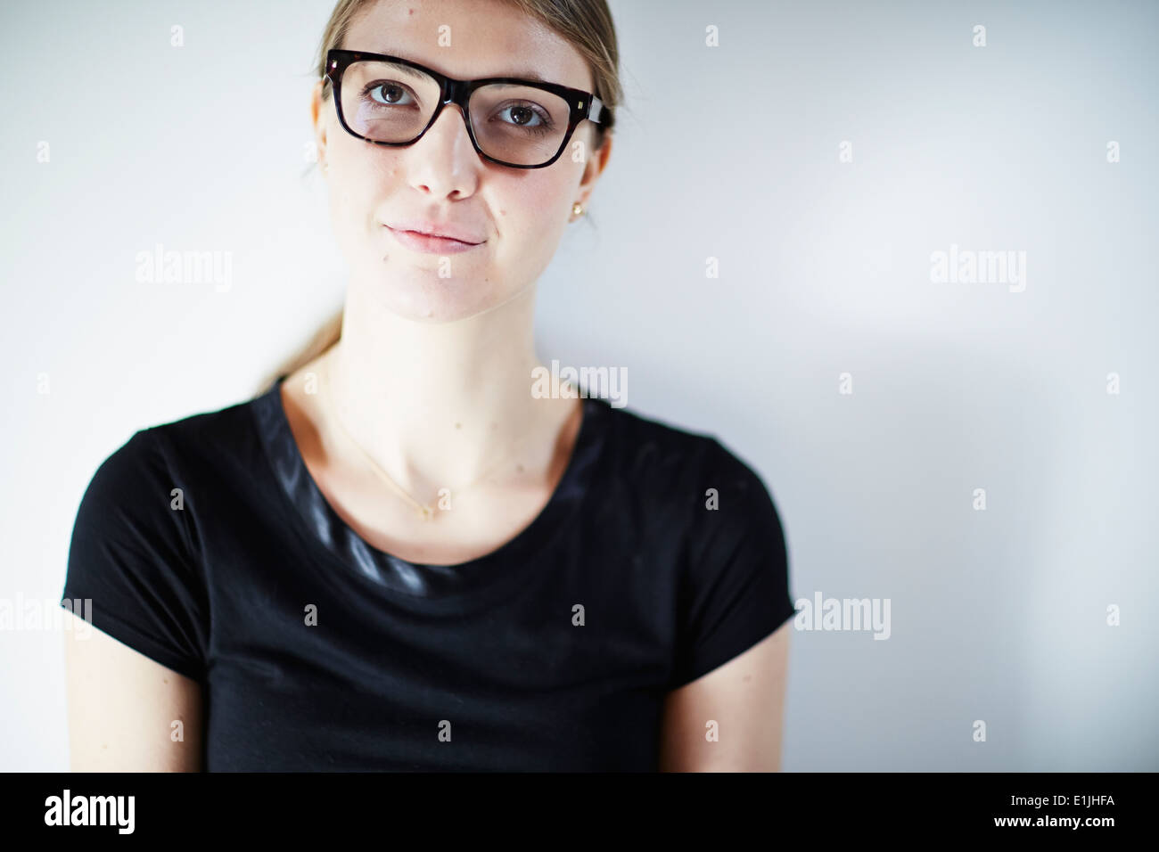 Jeune femme portant des lunettes et black top, studio shot Banque D'Images