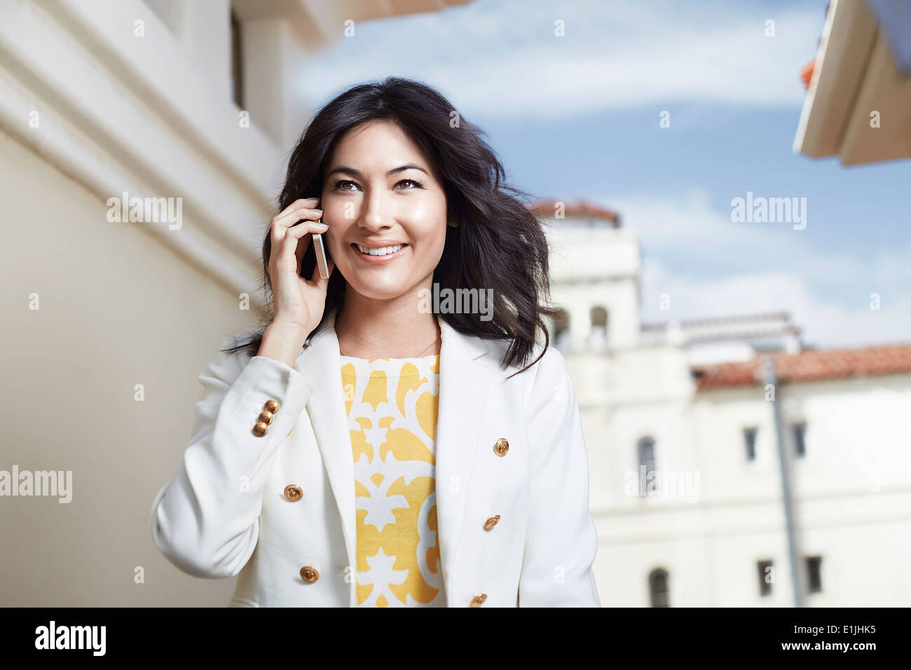 Young woman chatting on smartphone Banque D'Images