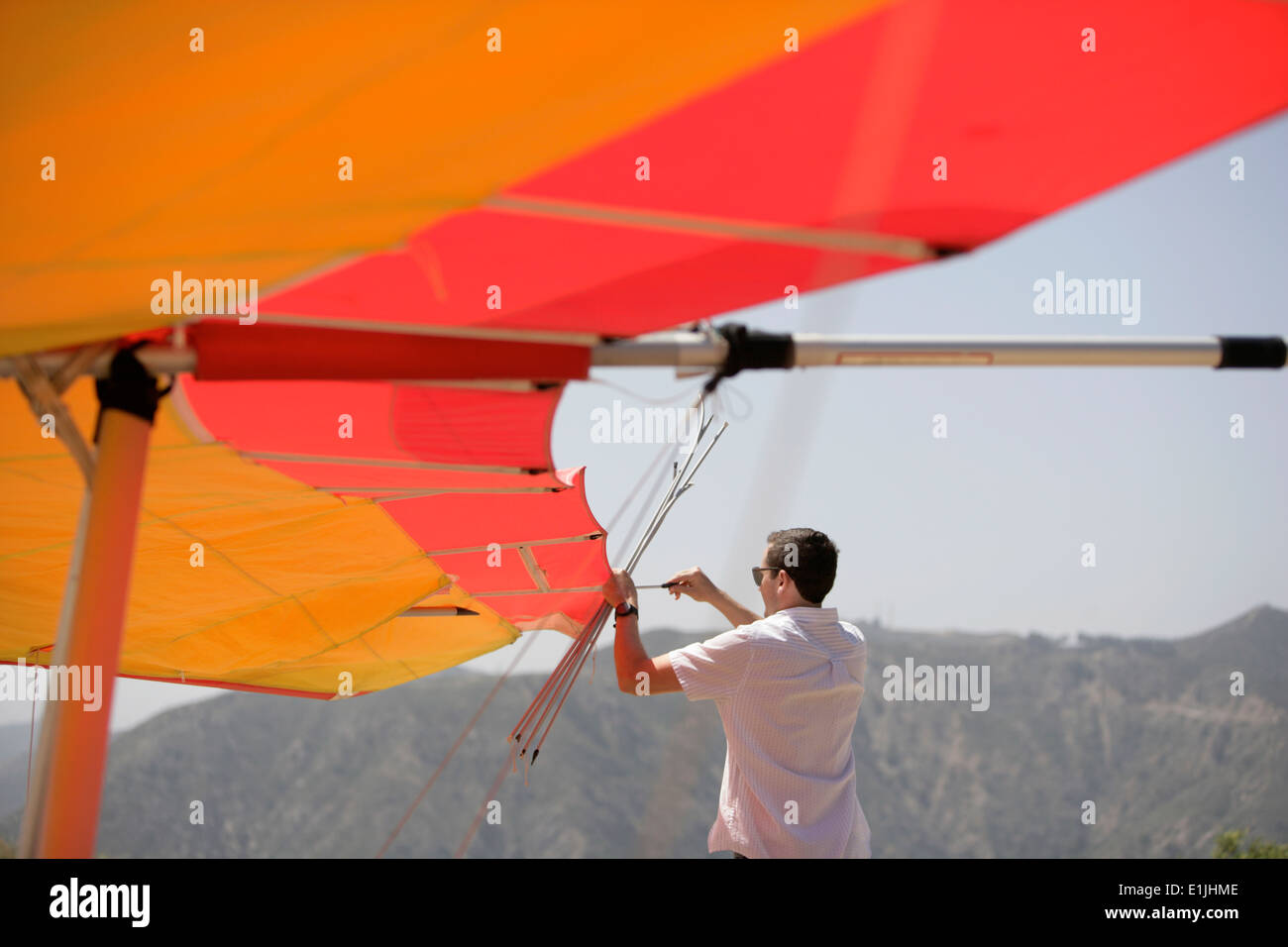 L'homme la réparation de parapente Banque D'Images