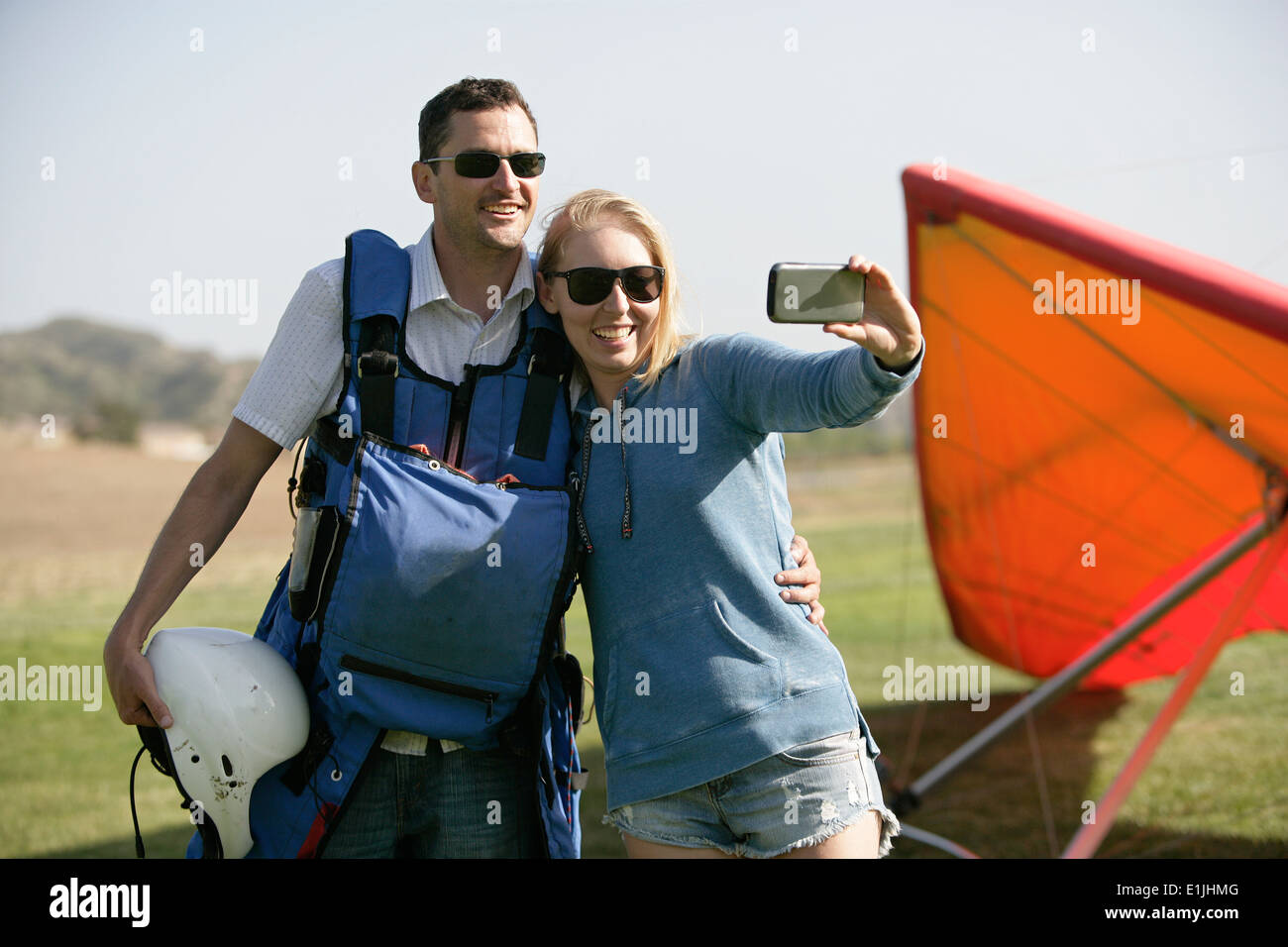 Couple qui, selfies planeur en arrière-plan Banque D'Images