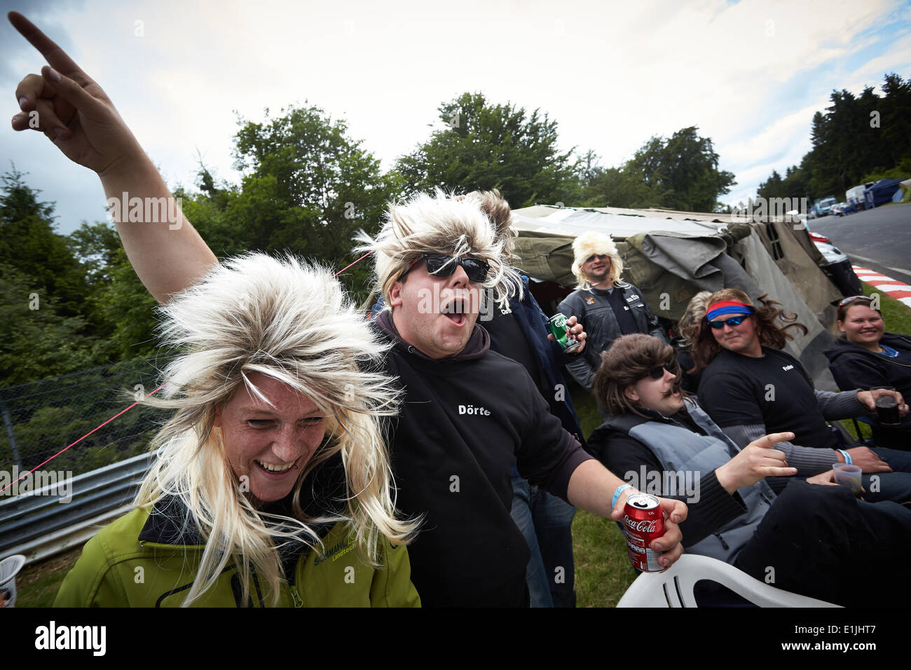 Nuerburg, Allemagne. Le 05 juin, 2014. Rock music fans portant des perruques clebrate avant le début de la musique rock festival 'Rock am Ring' à la boucle nord du Nürburgring motorsports complexe dans Nuerburg, Allemagne, 05 juin 2014. La piste de course sert de terrain de camping à la fête de la musique. Photo : THOMAS FREY/dpa/Alamy Live News Banque D'Images