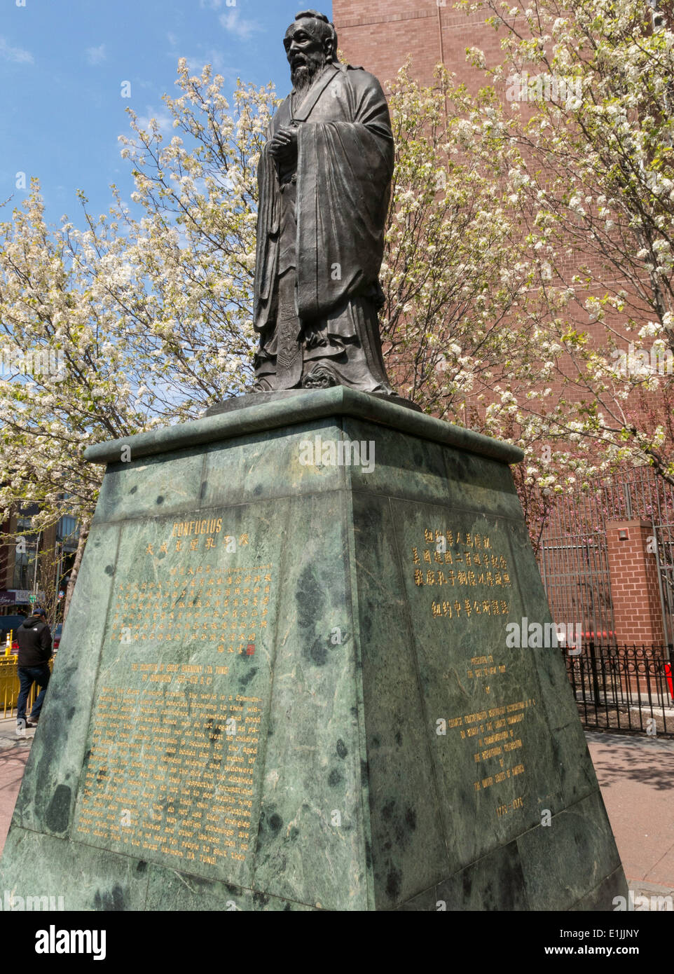 Statue de Confucius, Confucius Plaza, Bowery, Chinatown , PARIS Banque D'Images