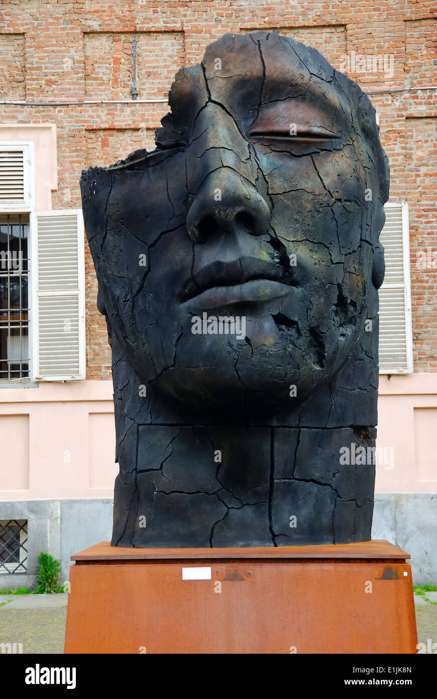 Une statue de bronze de Teseo Screpolato faites par le sculpteur Igor Mitoraj en face du Palais Royal de Turin. Banque D'Images