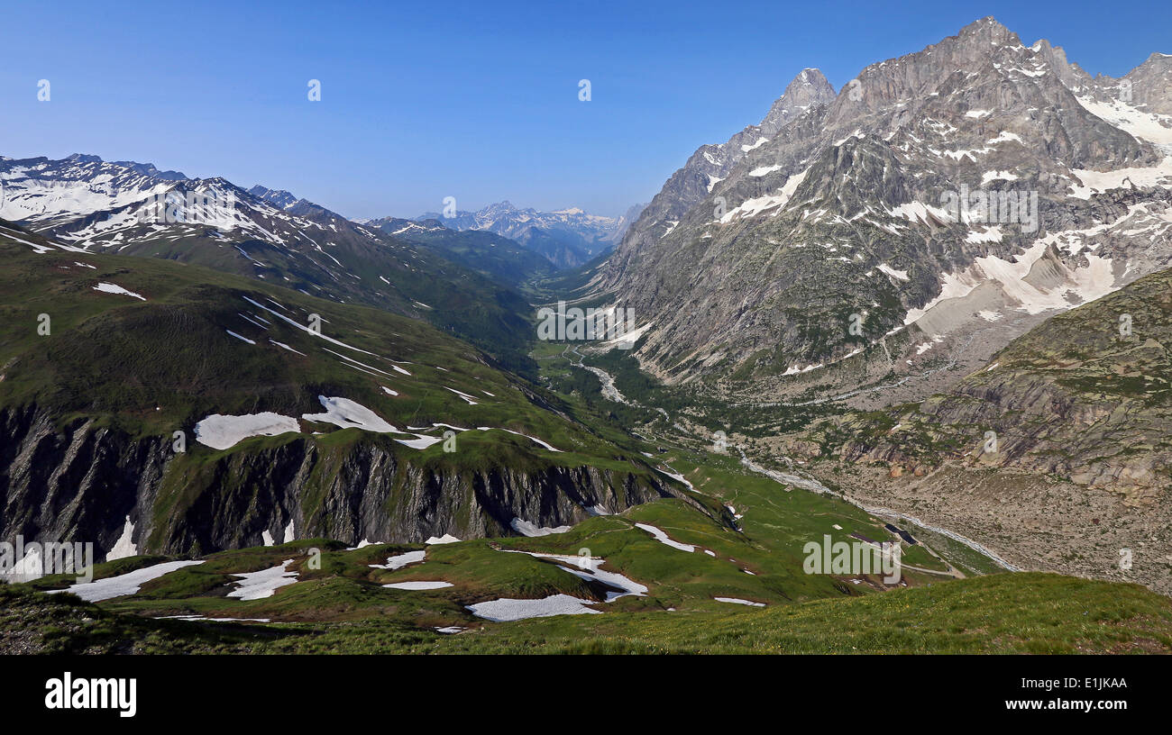 La vallée du Ferret, vue depuis le col Ferret. Groupe de montagne du Mont blanc. Val d'Aoste. Italie. Europe. Banque D'Images