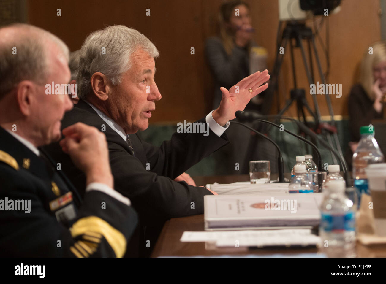 Le secrétaire à la défense Chuck Hagel répond à une question du sénateur ?s au cours de son témoignage devant le Sous-comité des crédits du Sénat Banque D'Images